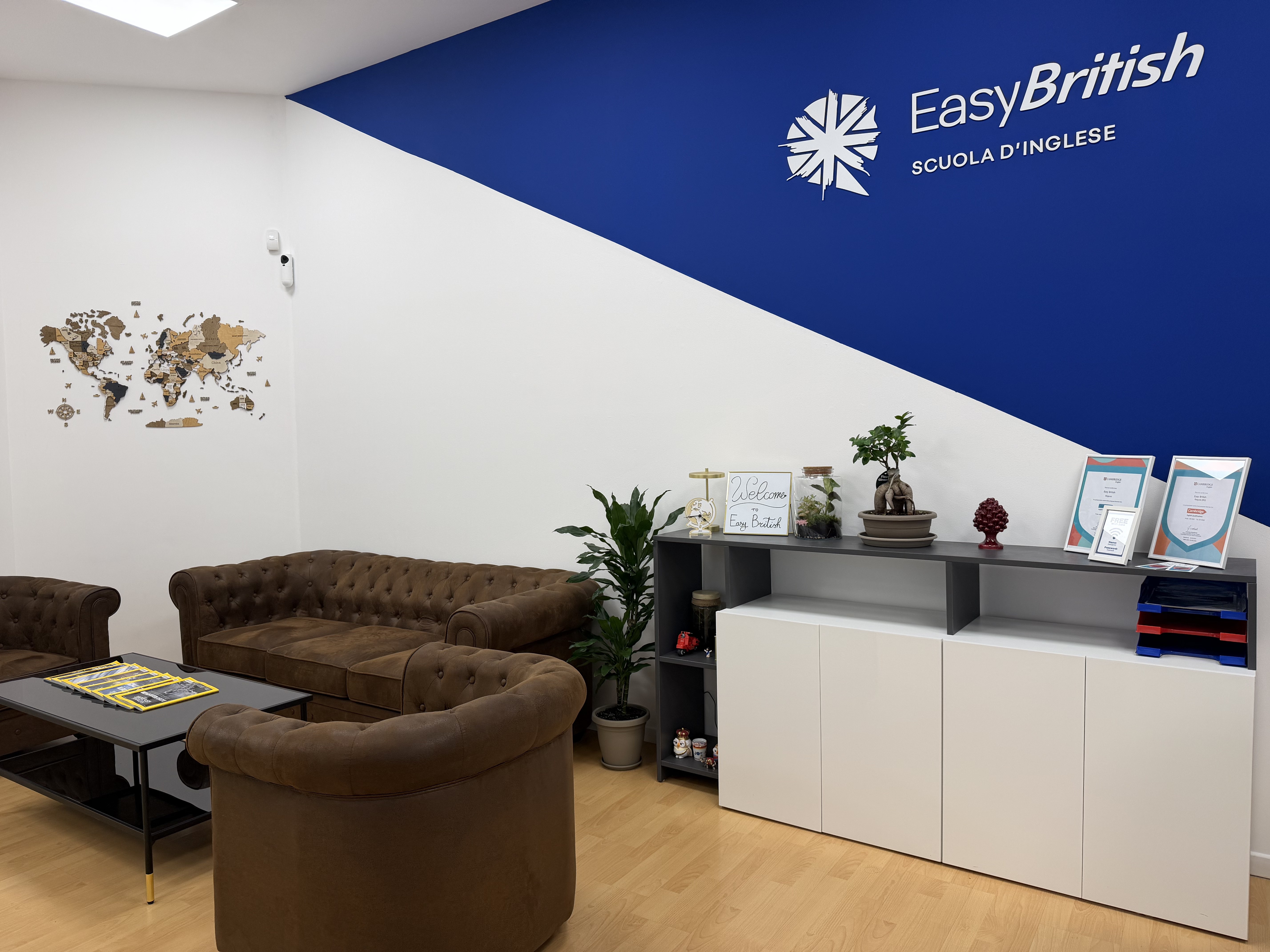 Area reception con logo Easy British Catania